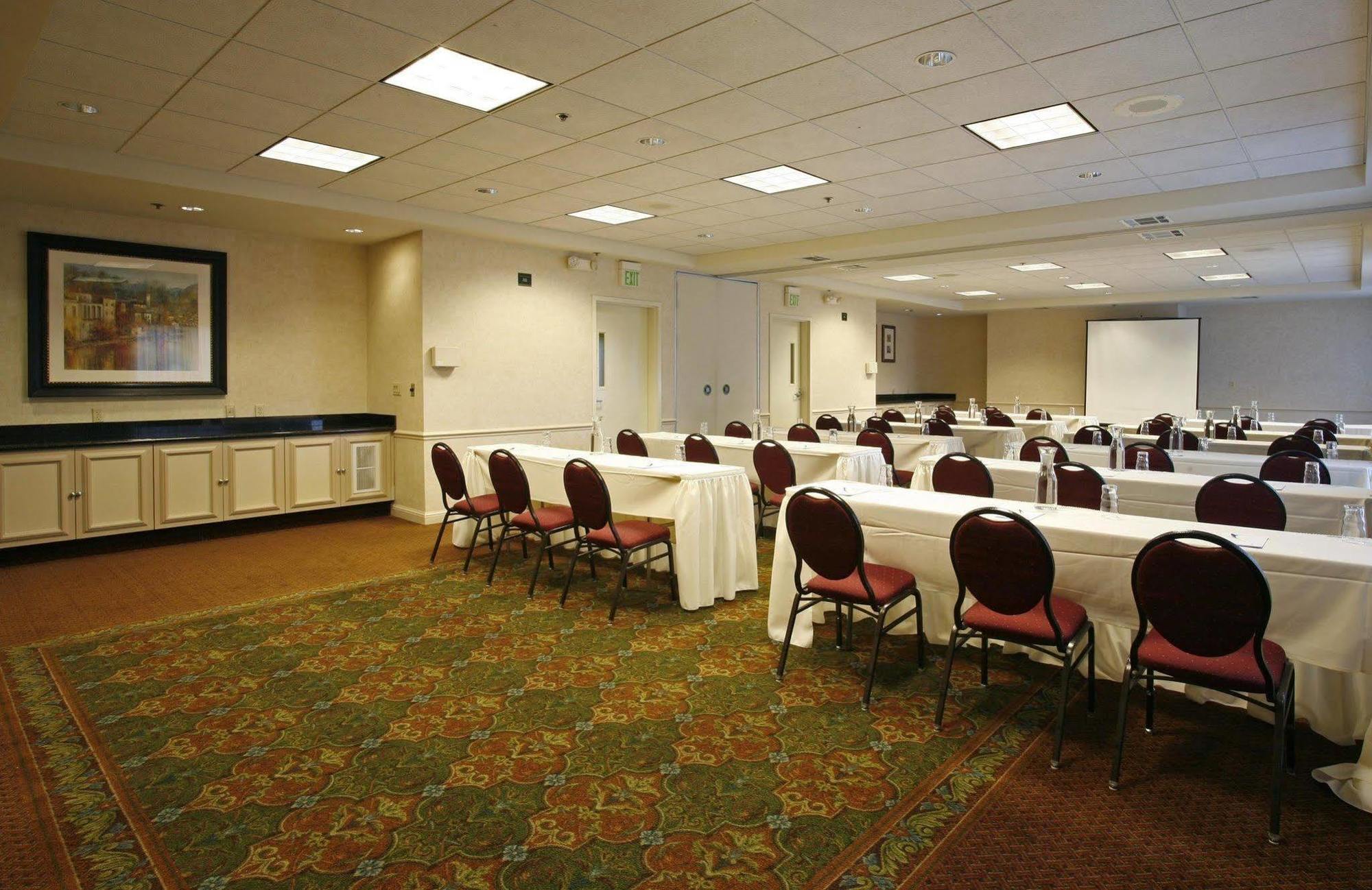 Hilton Garden Hotel 3*